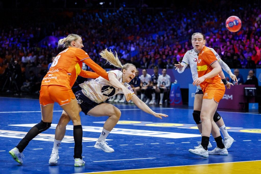 ROTTERDAM - Henny Ella Reistad (NOR) in action during the semi-final at the World Handball Championship between the Netherlands and Norway. ANP IRIS VAN DEN BROEK netherlands out - belgium out (Photo by ANP Iris van den Broek / ANP MAG / ANP via AFP)
