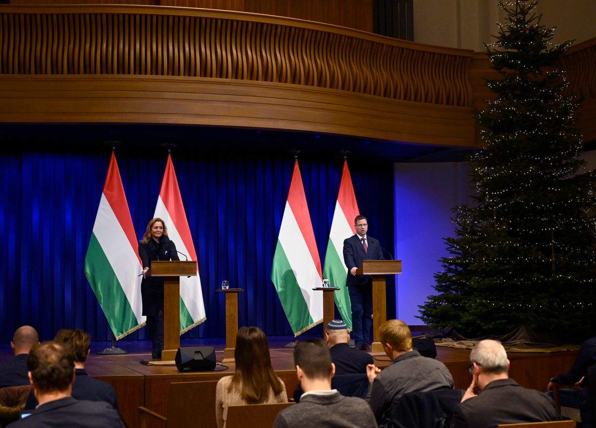 Budapest, 2025. december 23.
Gulyás Gergely, a Miniszterelnökséget vezető miniszter és Vitályos Eszter kormányszóvivő a Kormányinfó sajtótájékoztatón a Karmelita kolostorban 2025. december 23-án.
MTI/Hegedüs Róbert