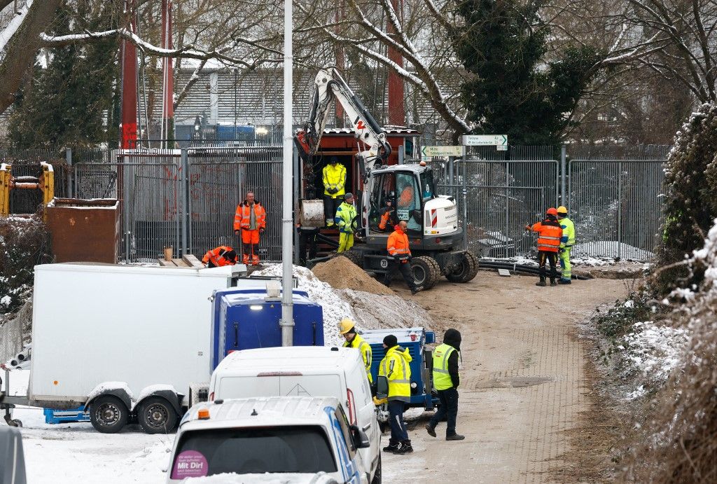 2026 január 6-án karbantartók dolgoztak azon a helyszínen, ahol három nappal korábban, január 3-án gyújtogatás történt a berlini Teltow-csatorna mentén, a Lichterfelde erőmű közelében lévő hídnál futó nagyfeszültségű kábeleken. Az eset jelentős áramkimaradást okozott Berlin délnyugati kerületeiben (Fotó: ODD ANDERSEN / AFP)