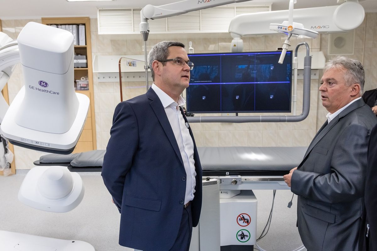 Szombathely, 2025. december 8.
Takács Péter, a Belügyminisztérium egészségügyért felelős államtitkára (b) és Király István orvosigazgató Szombathelyen, a Vas Vármegyei Markusovszky Egyetemi Oktatókórház új digitális szubsztarkciós angiográfjánál (DSA-készülék) 2025. december 8-án.
MTI/Katona Tibor