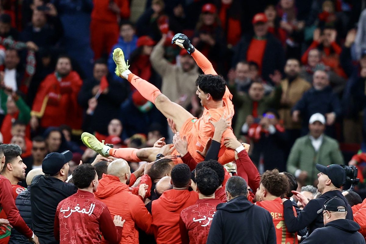 A marokkói játékosok a kapusukat éltetik, miután büntetők után kiejtették Nigériát az Afrika-kupa elődöntőjében