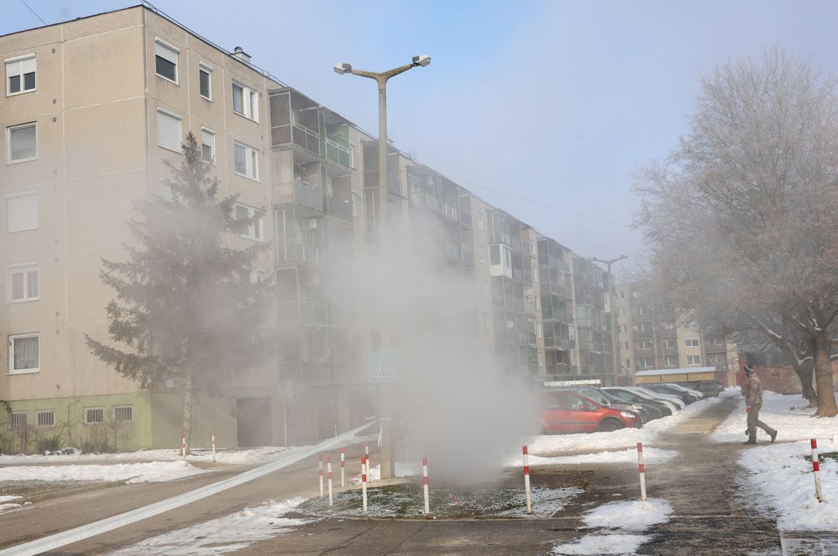 Kazincbarcika, 2026. január 20.
Gőz száll fel Kazincbarcikán 2026. január 20-án, ahol a távhőrendszerben keletkezett hiba elhárításán dolgoznak. A városban előző nap leállt a távfűtés, de január 20-án már részben újraindult a távhőrendszer, így a távfűtéssel érintett, több mint 8700 felhasználó jelentős részét már el tudják látni melegvízzel és távhővel.
MTI/Vajda János
