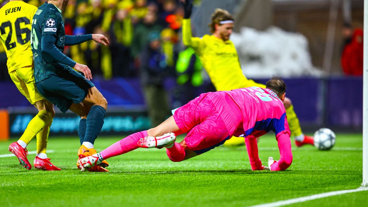 Kasper Högh a norvég Bodö/Glimt második gólját rúgja a Manchester City kapujába. 