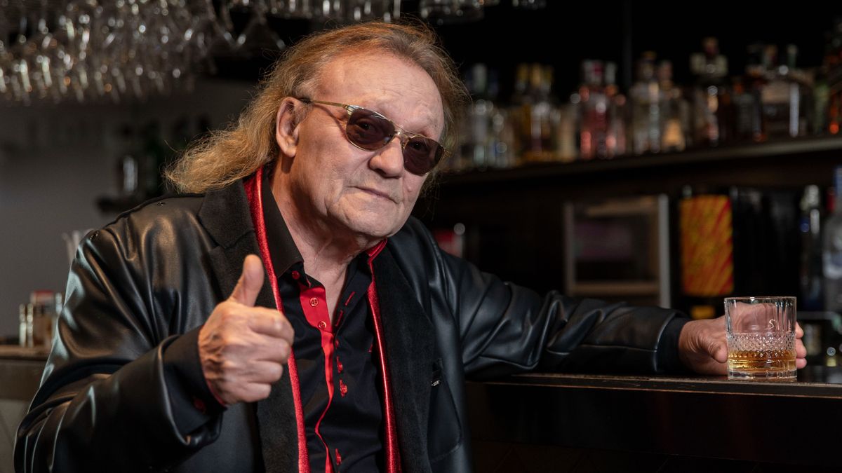 Charlie elárulta, milyen nagy dobásra készül