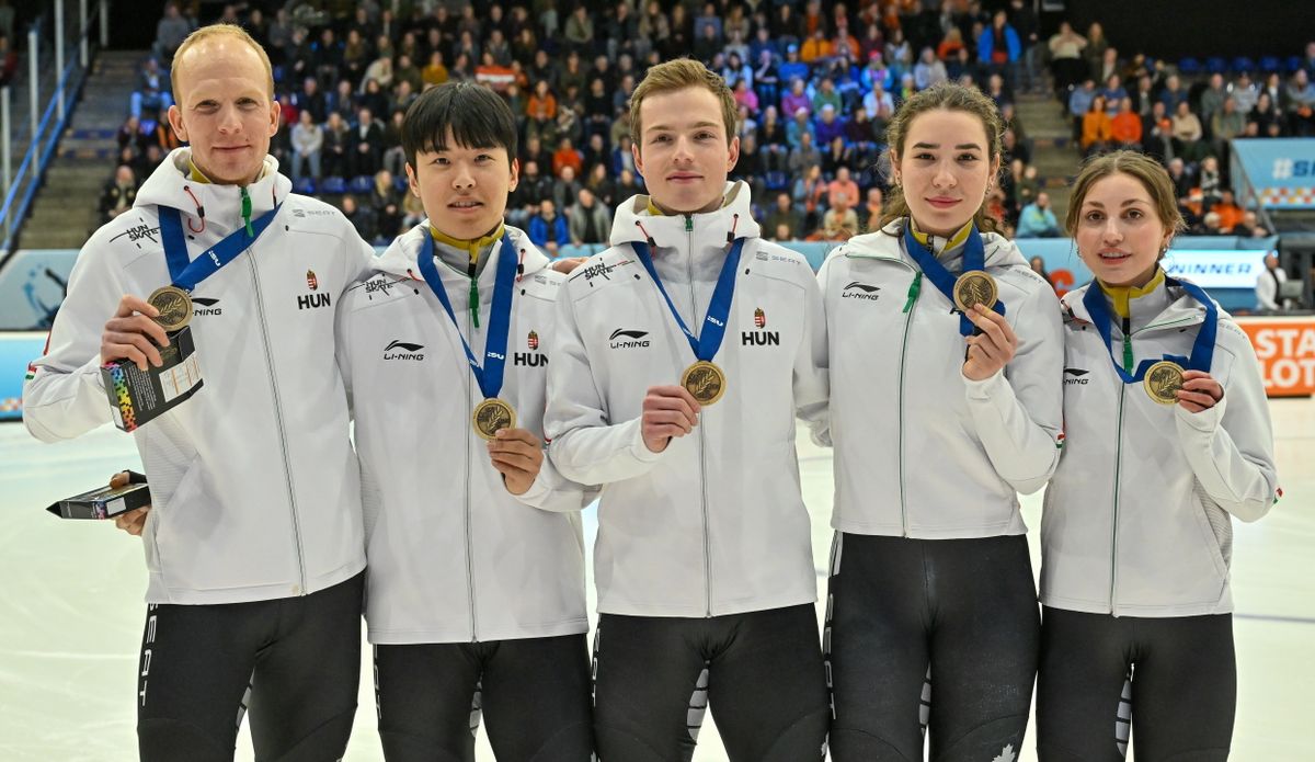Tilburg, 2026. január 18.
A harmadik helyezett Tiborcz Dániel, Moon Wonjun, Nógrádi Bence, Végi Laura Diána és Somodi Maja Dóra (b-j) az 5000 méteres vegyes váltó eredményhirdetése után a rövidpályás gyorskorcsolya Európa-bajnokságon a hollandiai Tilburgban 2026. január 18-án.
MTI/Illyés Tibor
