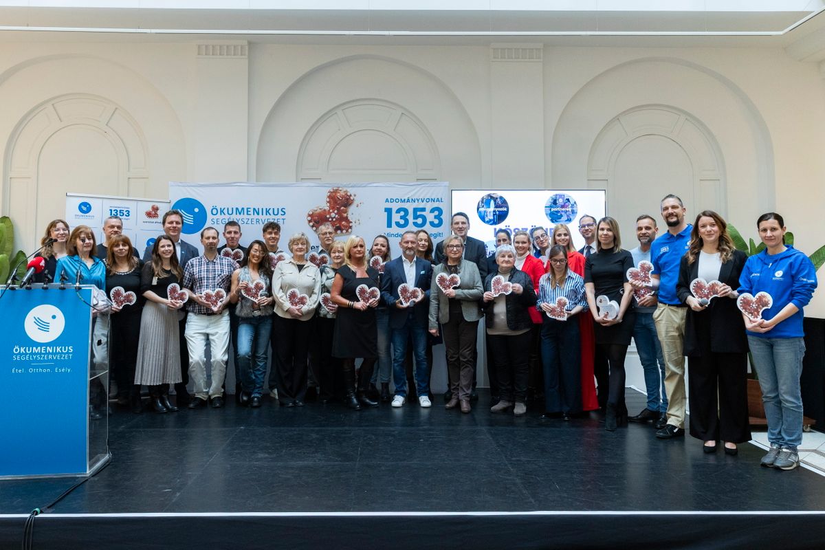 Budapest, 2026. január 29.
A Magyar Ökumenikus Segélyszervezet önkéntesei az adventi adománygyűjtésről tartott sajtótájékoztatón a budapesti Gerbeaud Kávéházban 2026. január 29-én. Több mint 600 ezren csatlakoztak a Magyar Ökumenikus Segélyszervezet 30. adventi adománygyűjtéséhez, és rekordösszegű, több mint 400 millió forint adományt ajánlottak föl a karitatív szervezet egész éves munkájának támogatására.
MTI/Kocsis Zoltán