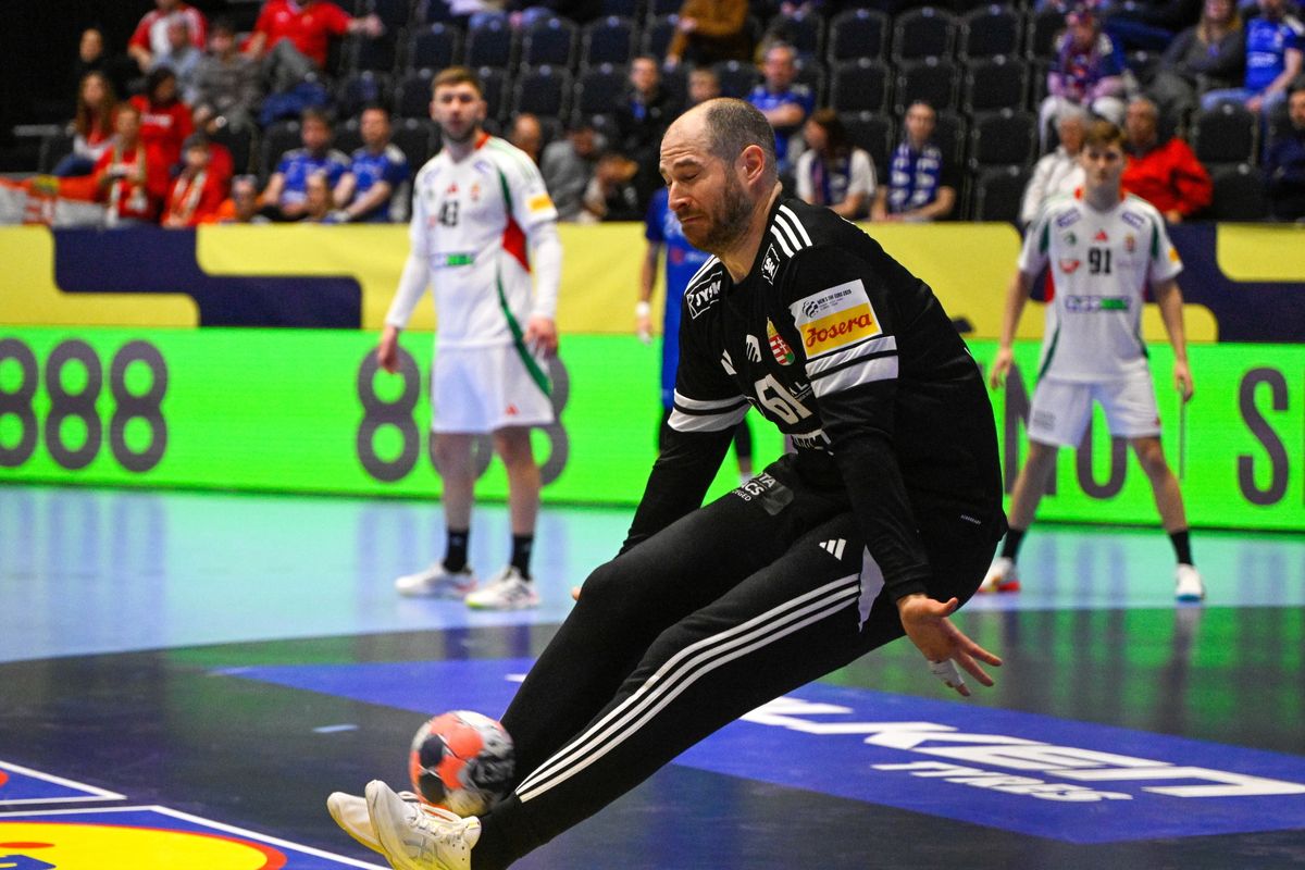 Kristianstad, 2026. január 18.
Bartucz László a dán-norvég-svéd közös rendezésű férfi kézilabda-Európa-bajnokság F csoportjának második fordulójában játszott Magyarország - Olaszország mérkőzésen a svédországi Kristianstad Arénában 2026. január 18-án. A magyar válogatott 32-26-ra győzött.
MTI/Hegedüs Róbert