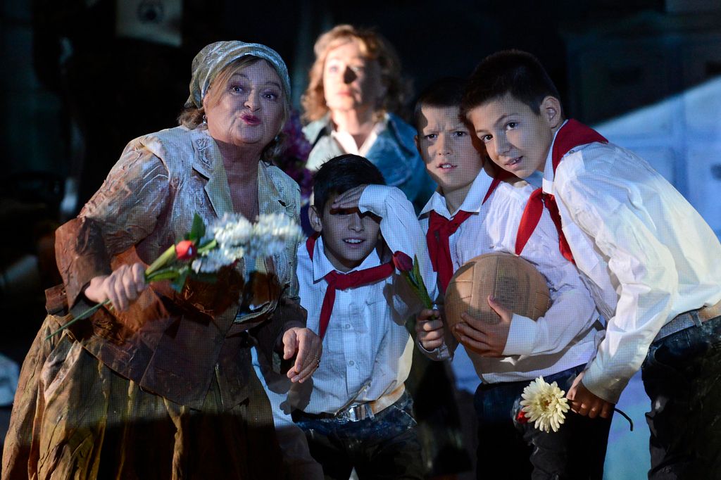 1956 - A Tóth Ilonka című darab bemutatója a budapesti Nemzeti Színházban