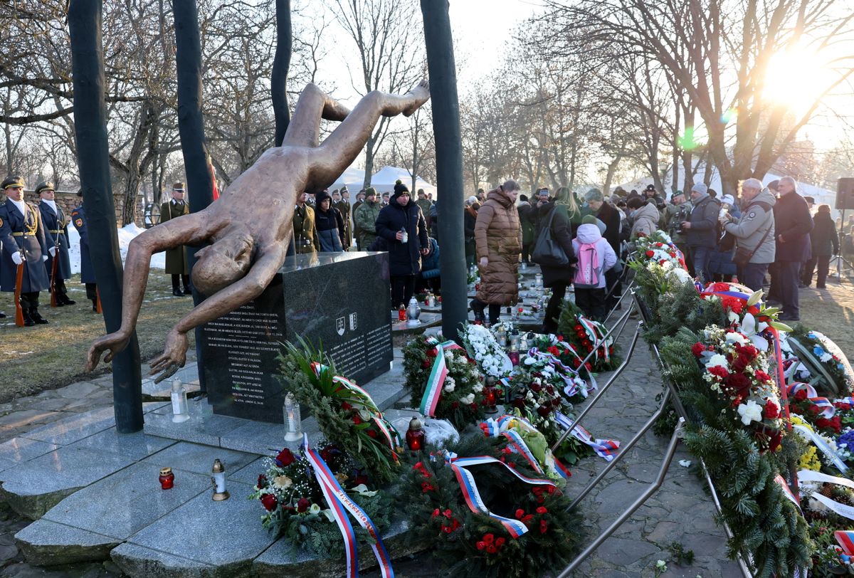 Hejce, 2026. január 19.
Résztvevők mécseseket helyezen el a szlovák AN-24-es repülőgép tragédiájának huszadik évfordulója alkalmából tartott megemlékezésen Hejcén, a Borsó-hegyen állított emlékhelyen, a tragédia helyszínén 2026. január 19-én.
MTI/Vajda János