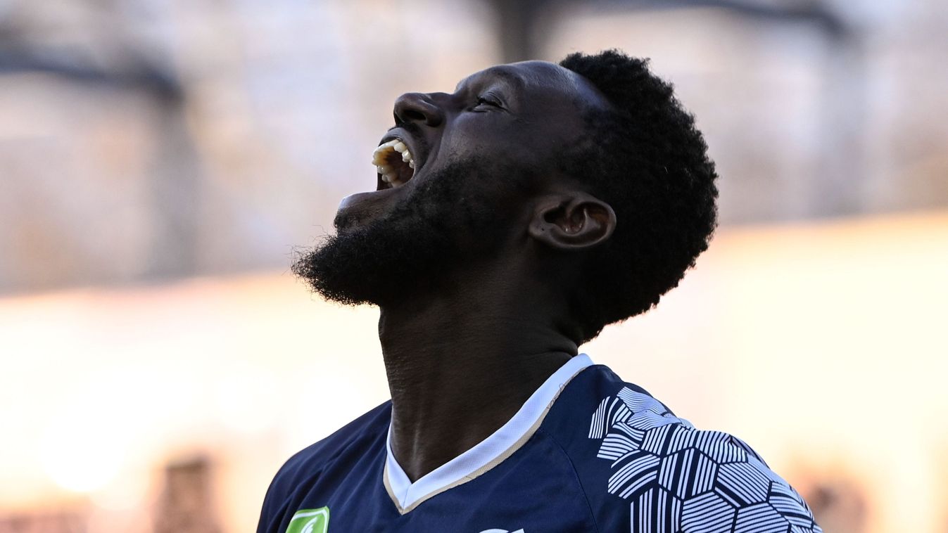 Lamin Colley
Budapest, 2025. március 9.
Lamin Colley, a Puskás játékosa ünnepli gólját az OTP Bank Liga NB I. 23. fordulójában játszott Újpest FC - Puskás Akadémia FC mérkőzésen a Szusza Ferenc Stadionban 2025. március 9-én.
MTI/Szigetváry Zsolt