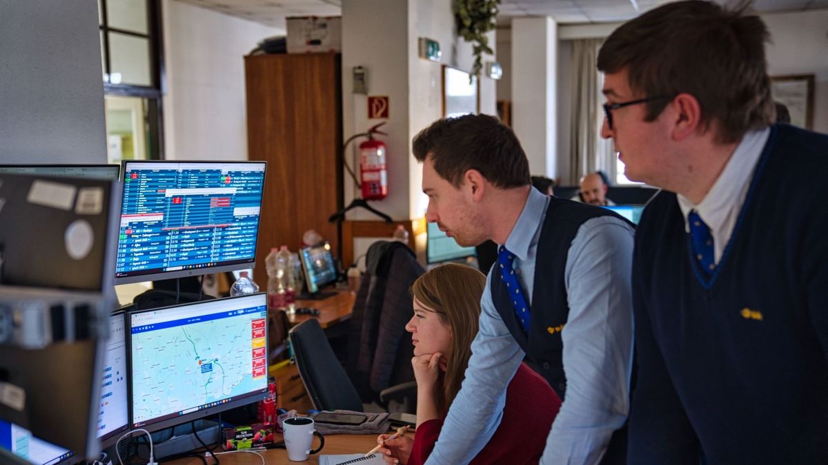 Lázár János bejelentette, a busz- és vasúti várótermek éjszakára is nyitva maradnak