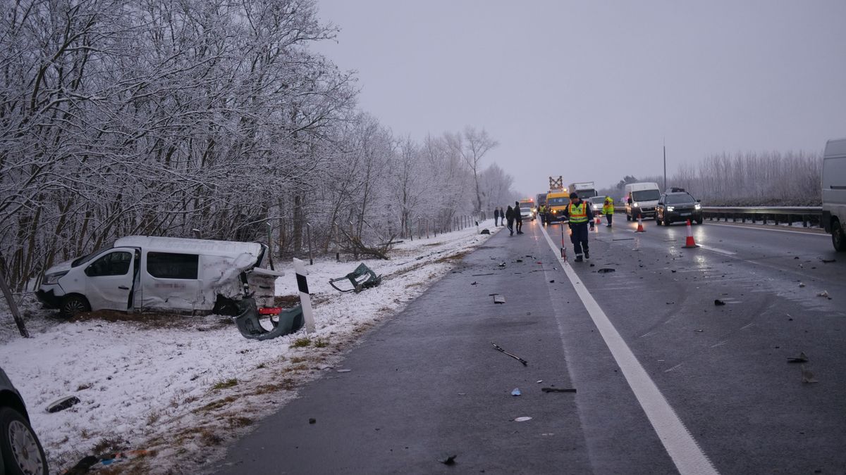 A havazás és az ónos eső miatt országszerte torlódások vannak az utakon