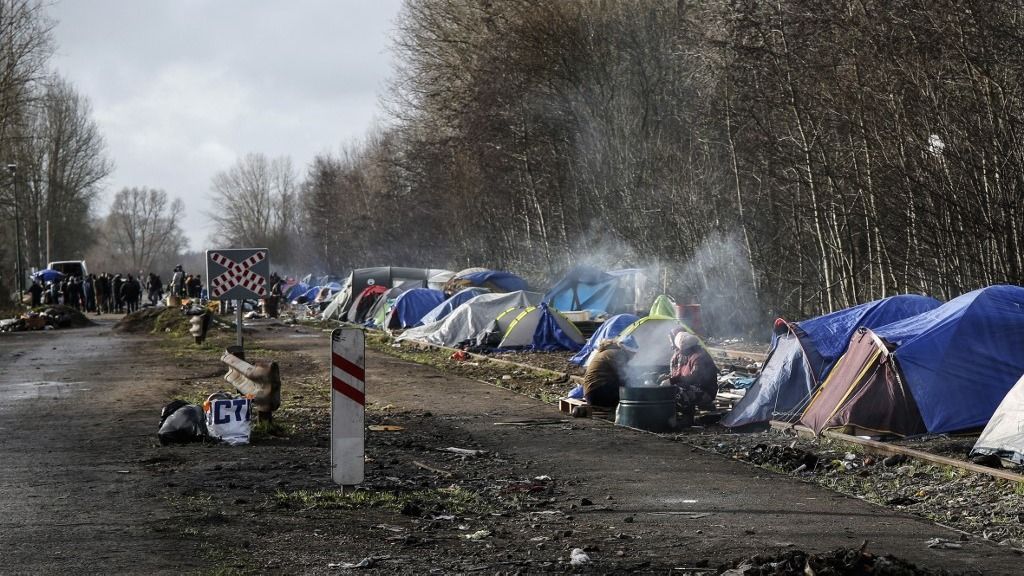 France, Grande-Synthe, 2022/01/02. Migrants are seen in the migrant camp in Grande-Synthe, near Dunkirk. Hundreds of migrants live in tents on the banks of the Canal de Bourbourg near the Dunkirk-Calais highway, often waiting for a chance to cross the English Channel and get to the UK. Photograph by Valeria Mongelli / Hans Lucas.
France, Grande-Synthe, 2022/01/02. Des migrants sont dans le camp de migrants de Grande-Synthe, prs de Dunkerque. Des centaines de migrants vivent dans des tentes sur les rives du canal de Bourbourg prs de l autoroute Dunkerque-Calais, souvent en attendant une chance de traverser la Manche et de se rendre au Royaume-Uni. Photographie de Valeria Mongelli / Hans Lucas. (Photo by Valeria Mongelli / Hans Lucas via AFP)