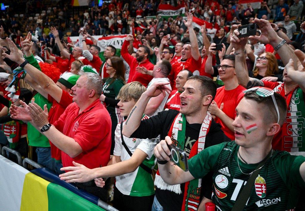 16 January 2024, Bavaria, Munich: Handball: European Championship, Iceland - Hungary, preliminary round, Group C, match day 3 in the Olympic Hall. The fans of Hungary cheer after the game. Photo: Sven Hoppe/dpa (Photo by SVEN HOPPE / dpa Picture-Alliance via AFP)