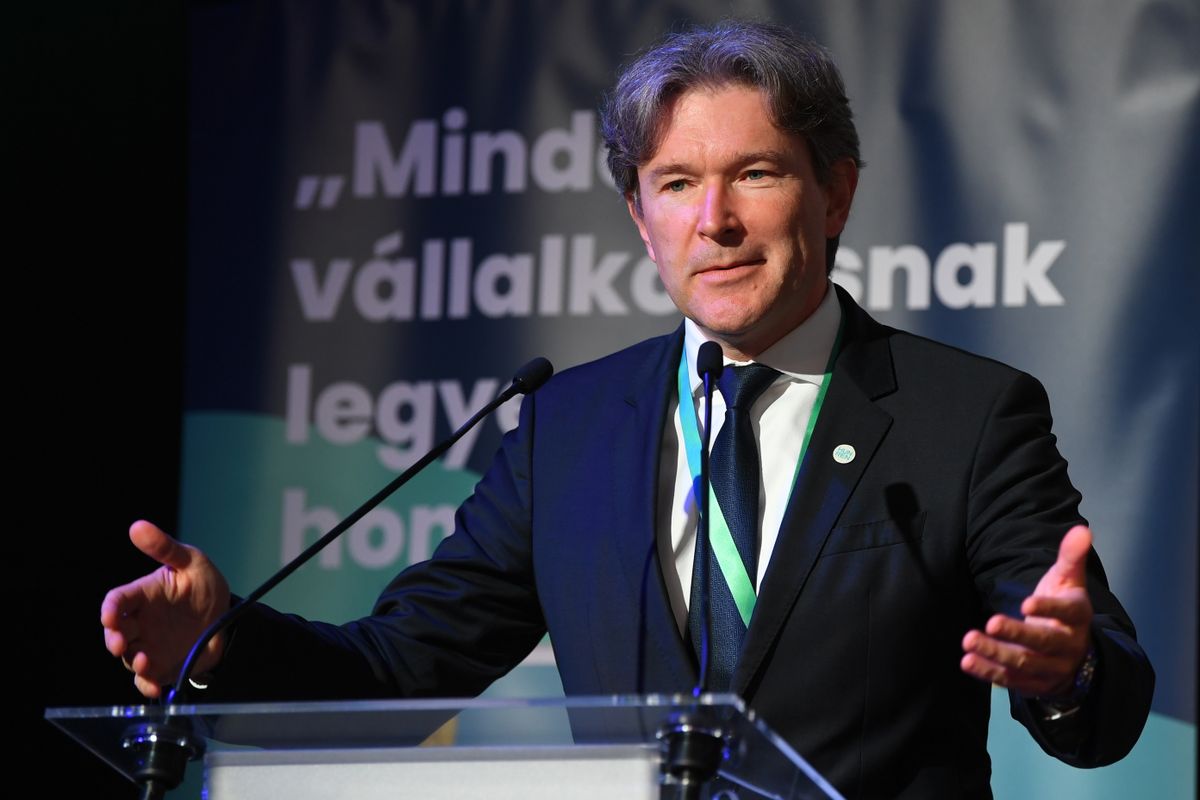 Budapest, 2025. szeptember 25.
Jakab Roland, a HUN-REN Magyar Kutatási Hálózat vezérigazgatója beszédet mond a Neumann Technológiai Fesztiválon, egyben a Demján Sándor Program részét képező Minden vállalkozásnak legyen saját honlapja elnevezésű pályázat záróeseményén Budapesten 2025. szeptember 25-én.
MTI/Kovács Attila