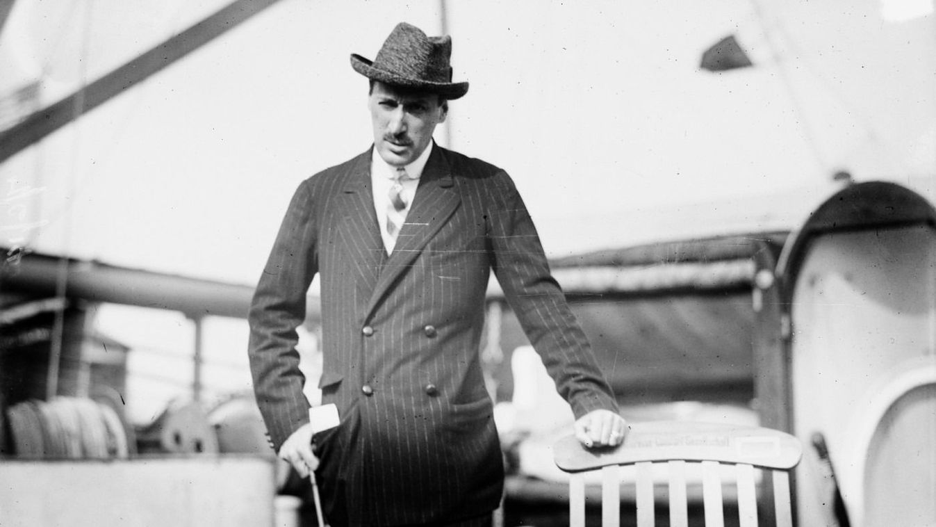 Károlyi Mihály 1912 környékén egy hajó fedélzetén – Fotó: Library of Congress / Fortepan