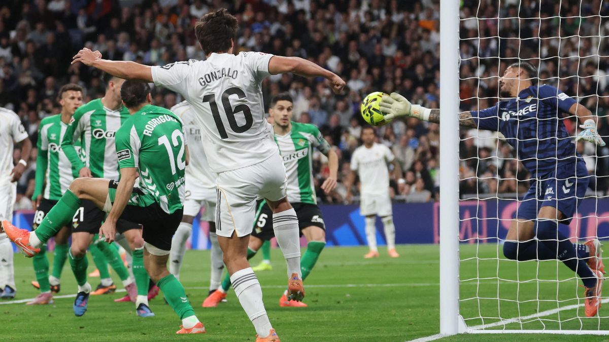 A Real Madrid első gólja: Gonzalo García fejese után a hálóba tart a labda 