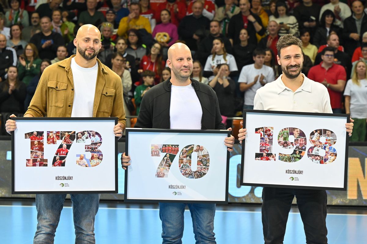 Győr, 2026. január 9.
A válogatottságtól visszavonult Ancsin Gábort, Balogh Zsoltot és Lékai Mátét (b-j) köszöntik a Magyarország – Románia előkészületi férfi kézilabda-mérkőzés szünetében a győri Audi Arénában 2026. január 9-én.
MTI/Krizsán Csaba