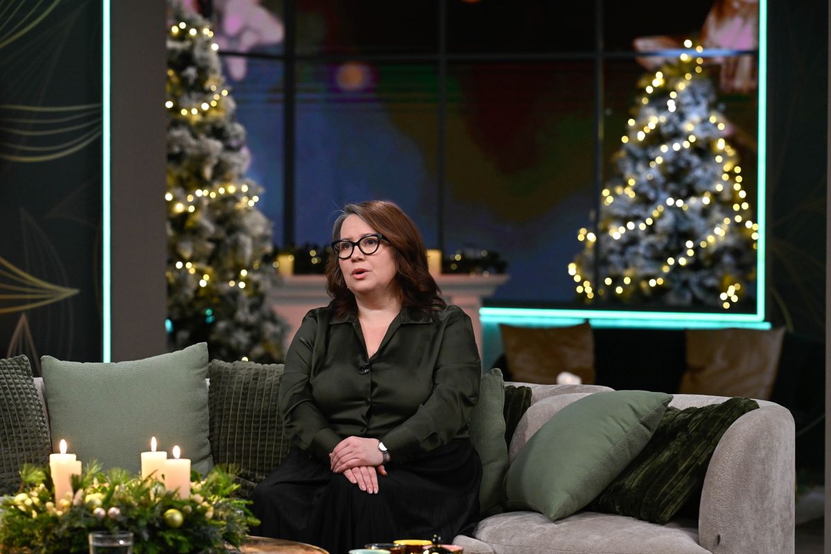 Budapest, 2025. december 21.
Katona Viktória a Magyar Református Szeretetszolgálat ügyvezető igazgatója a közmédia Jónak lenni jó! című műsorában az MTVA óbudai gyártóbázisának stúdiójában 2025. december 21-én. A közmédia jótékonysági kampányának kedvezményezettje a háború sújtotta Kárpátalján élő beteg, árva és otthonukat vesztett gyermekeket támogató KEGYES, a Kárpátaljai "Elfelejtett" Gyermekek Segítése Jótékonysági Alapítvány.
MTI/Bruzák Noémi