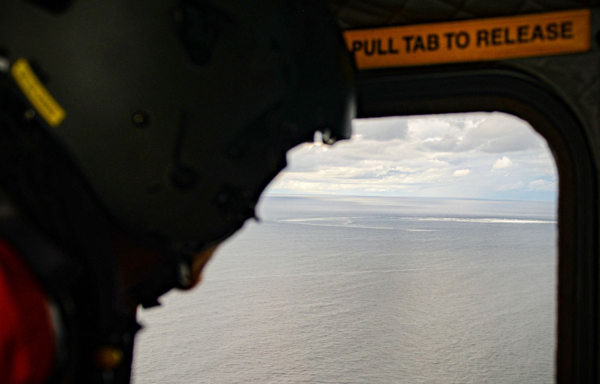 Egy dán védelmi parancsnokság egy helikoptere a szivárgó Északi Áramlat vezetéke fölött köröz a robbanás után nem sokkal 