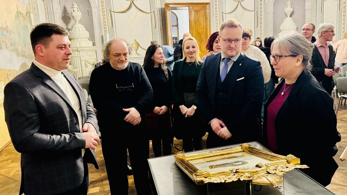 Hazatért a restaurált Szent Jobb-kép