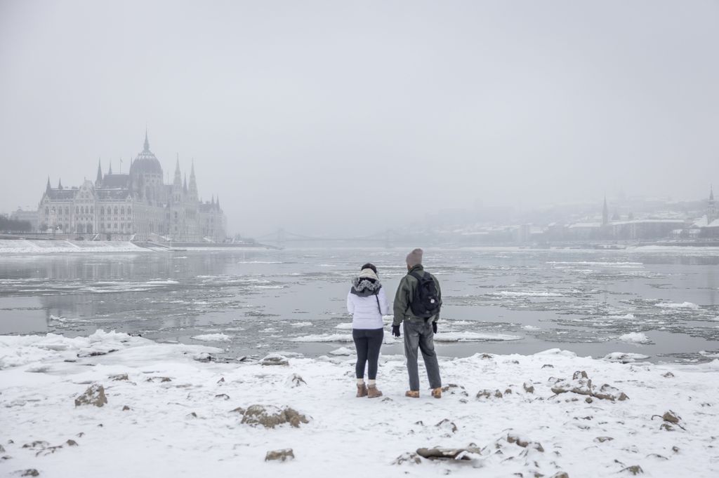 Magyarország - A jegesedő Duna Budapesten