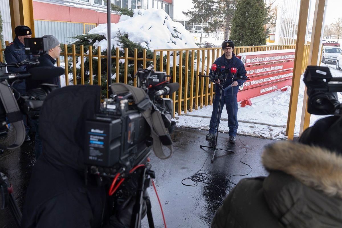 Budapest, 2026. január 11.
Mukics Dániel tűzoltó alezredes, az Országos Katasztrófavédelmi Főigazgatóság (OKF) szóvivője a rendkívüli téli időjárás miatt felállított operatív törzs ülését követő sajtótájékoztatón az OKF Mogyoródi úti épületénél 2026. január 11-én.
MTI/Kocsis Zoltán