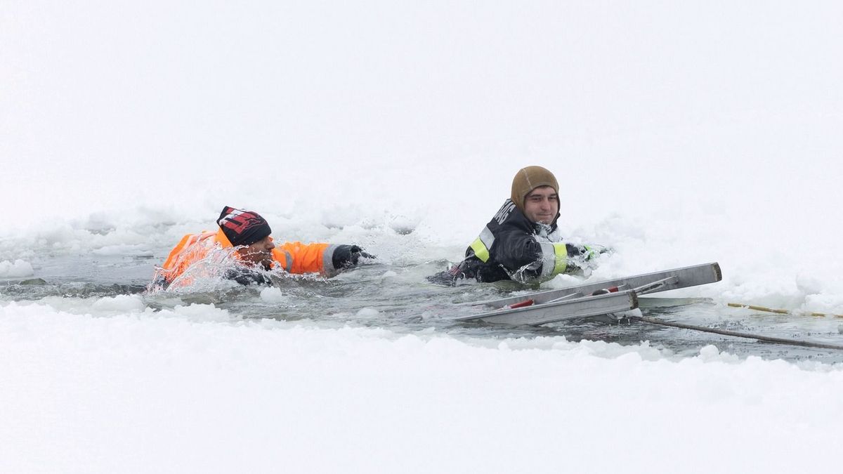Végzetes lehet egy rossz lépés: mit lehet tenni, ha beszakad a jég? + fotók