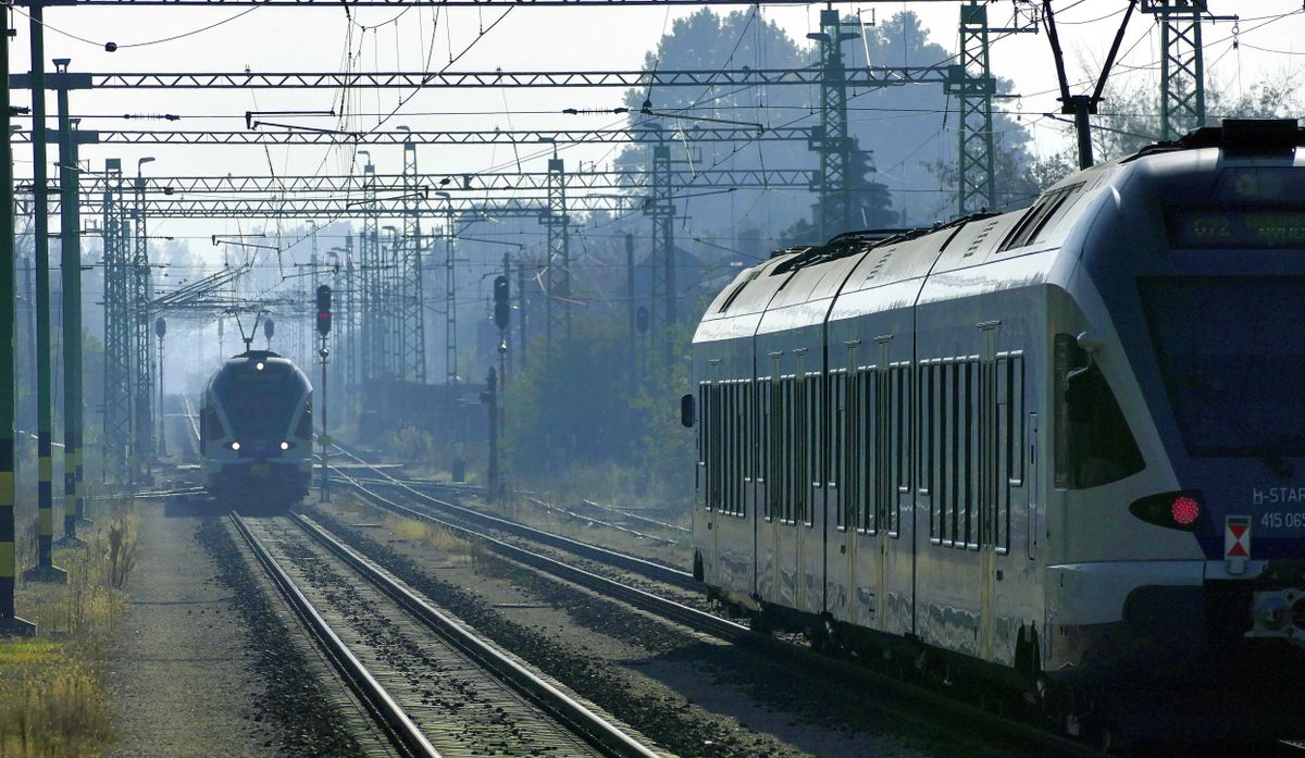 Dorog, 2022. október 22.
A MÁV Start Zrt. Budapest Nyugati pályaudvara és Esztergom között közlekedő Stadler FLIRT modern személyszállító vonatai közül kettő a város térségében, felújított, nemrég villamosított dupla sínpályáján, az ugyancsak modernizált vasútállomás közelében.
MTVA/Bizományosi: Jászai Csaba 
***************************
Kedves Felhasználó!
Ez a fotó nem a Duna Médiaszolgáltató Zrt./MTI által készített és kiadott fényképfelvétel, így harmadik személy által támasztott bárminemű – különösen szerzői jogi, szomszédos jogi és személyiségi jogi – igényért a fotó szerzője/jogutódja közvetlenül maga áll helyt, az MTVA felelőssége e körben kizárt.