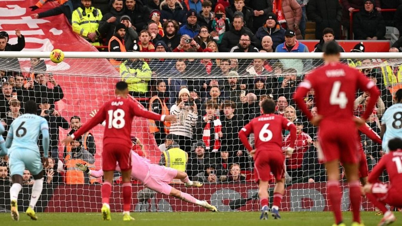 Bár Szoboszlai Dominik ezen a képen nem látható, a Liverpool büntetőjét ő lőtte a felsőlécre a Burnley ellen A penalty kick from Liverpool's Hungarian midfielder #08 Dominik Szoboszlai hits the crossbar during the English Premier League football match bet