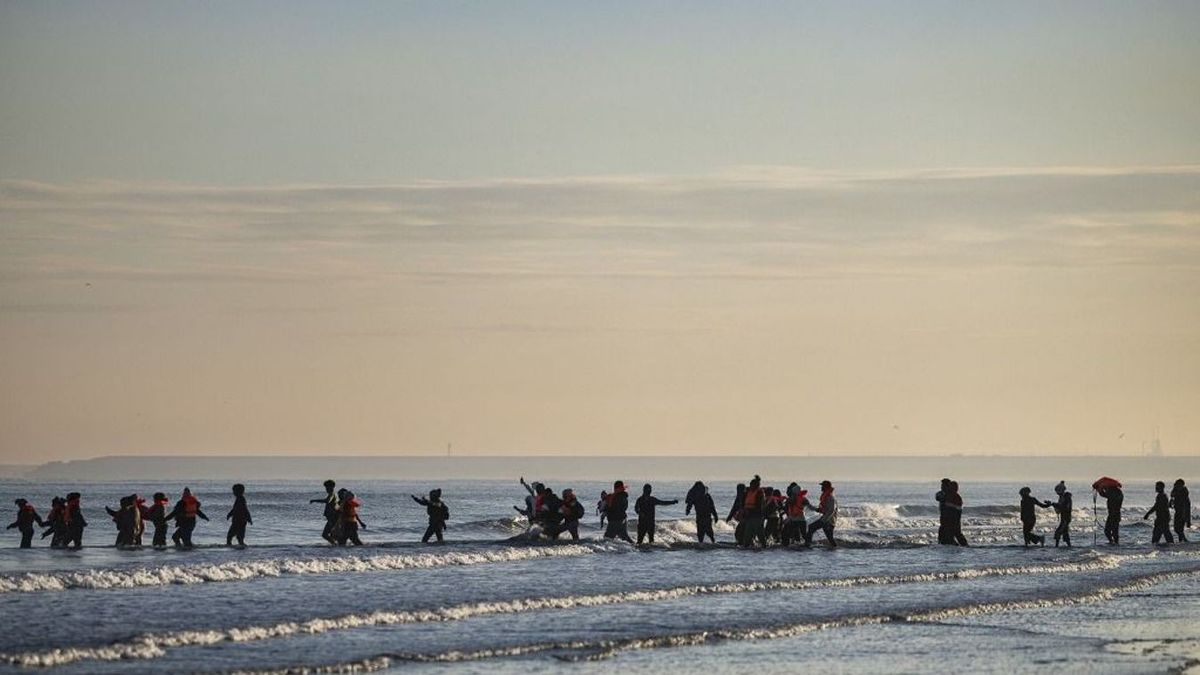 Csempész csónakra igyekvő migráns csoport