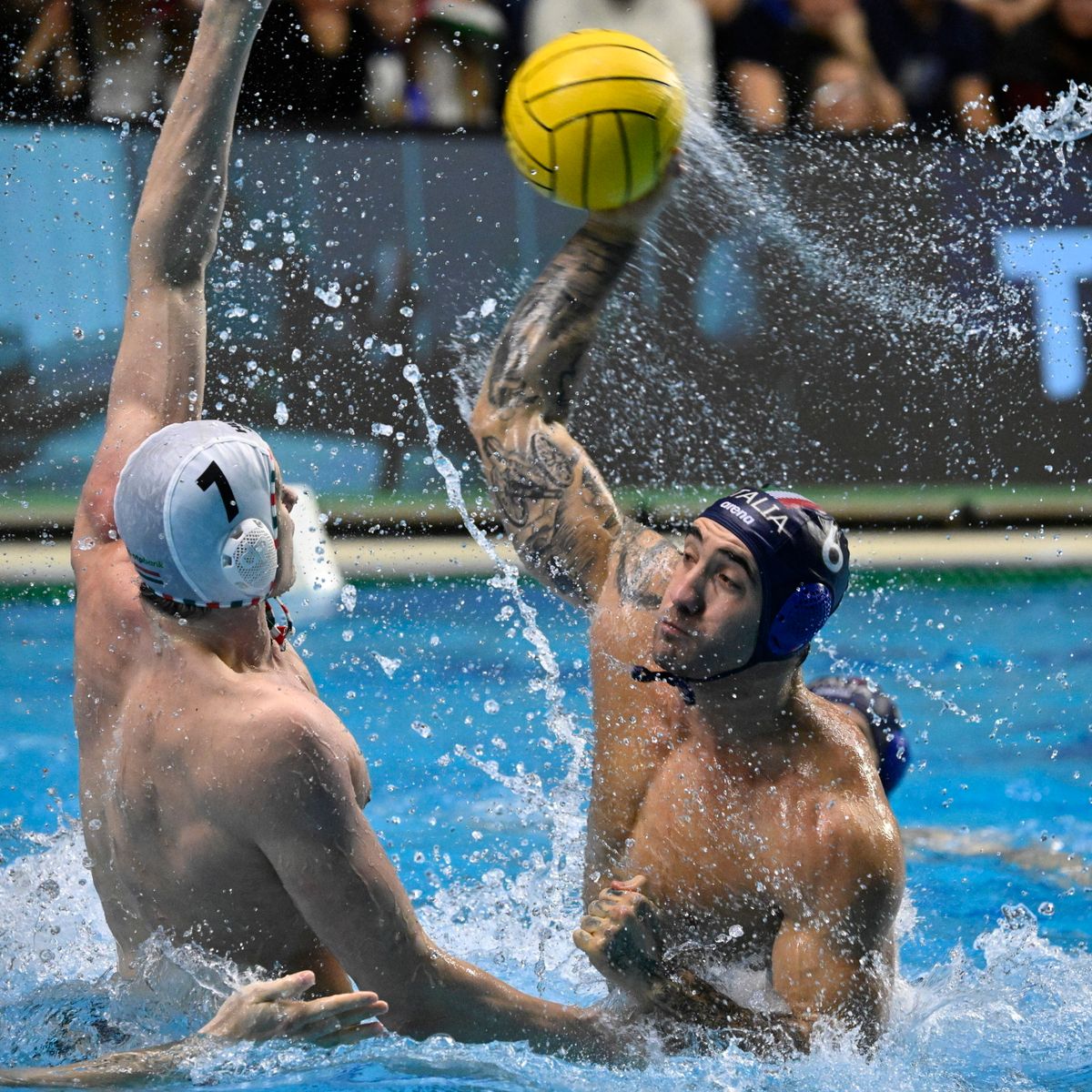 Varga Vince itt éppen blokkol, de a lövése is életveszélyes. A fiatal pólós a görögöket elemezte a vízilabda Eb elődöntője előtt