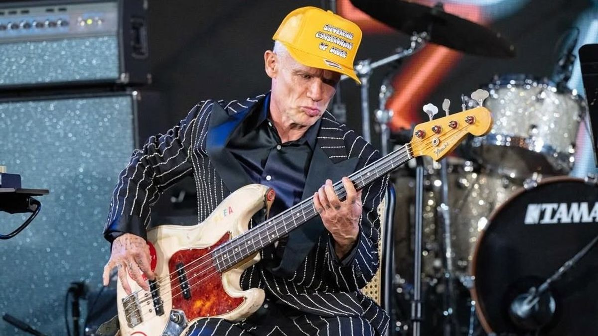 A Red Hot Chili Peppers basszusgitárosa, Flea megzenésítette, milyen egy feje tetejére állt világban élni