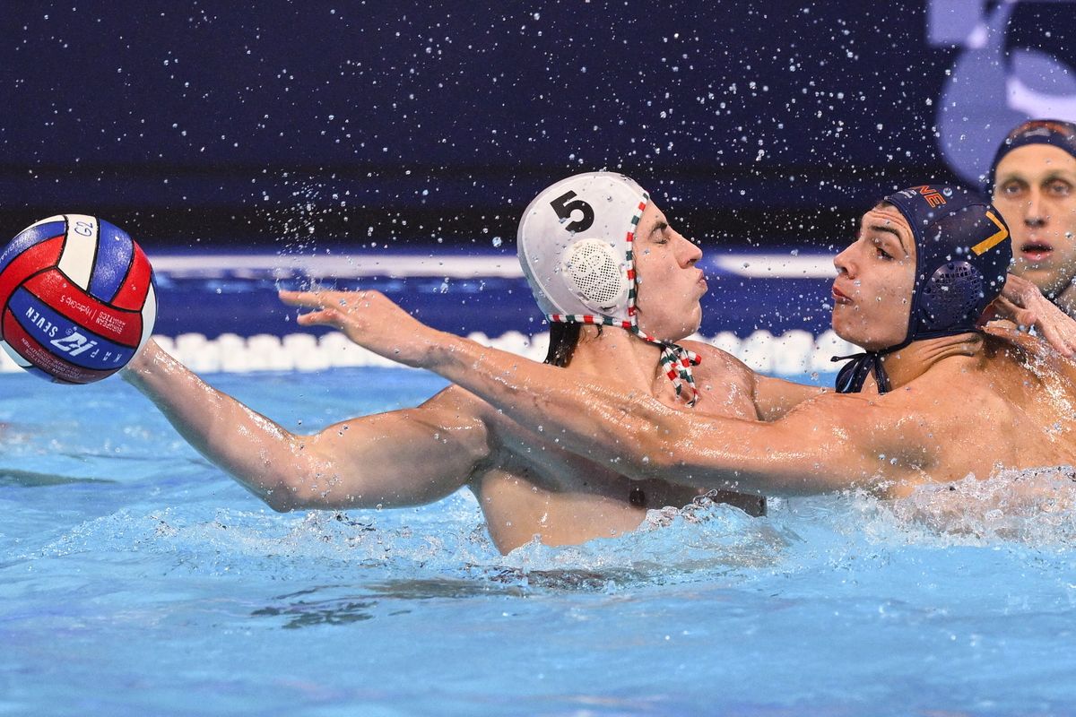 Vigvári Vince (fehér sapkában) dobta a magyarok első gólját Montenegró ellen a vízilabda Eb-n