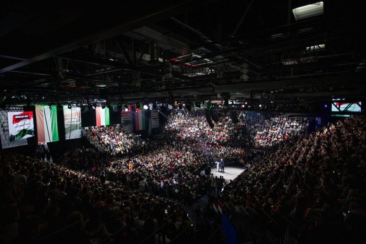 Orbán Viktor. Hatalmas tömeg előtt szólalt fel a miniszterelnök
