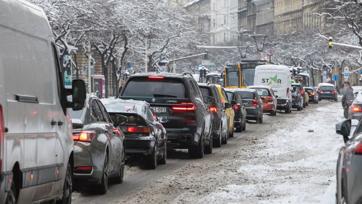 A közterületi állapotok miatt bírálta Szentkirályi Alexandra a főpolgármestert + videó