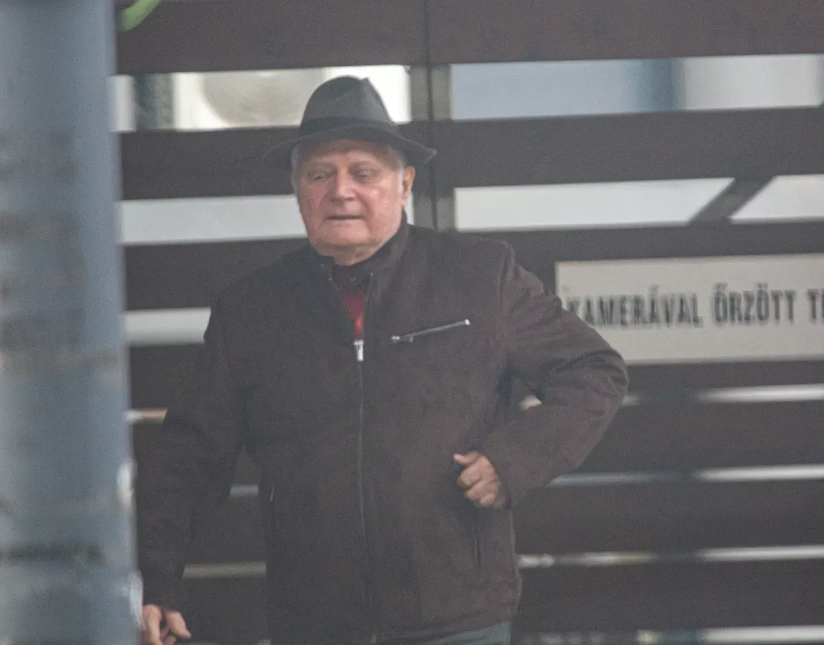 Kéri László baloldali szociológus a Tisza pártirodájánál (Forrás: Ripost)