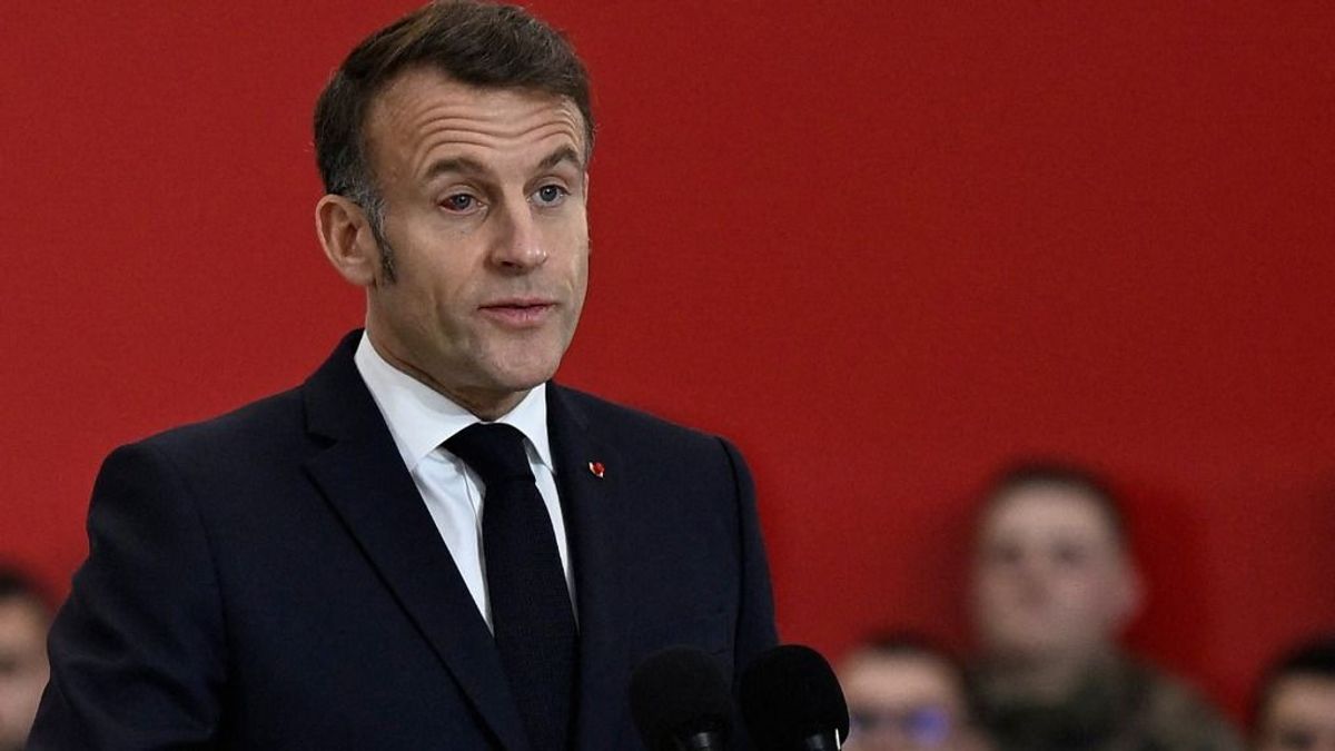 Gúny tárgya lett Macron + videó