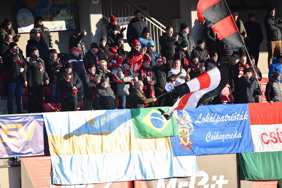 Az FK Csíkszereda szurkolói a fogcsikorgató januári hidegben sem hagyták magára a csapatot 