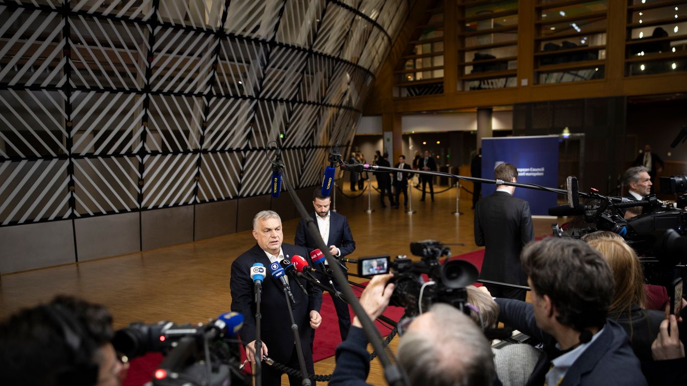 A Miniszterelnöki Kommunikációs Főosztály által közreadott képen Orbán Viktor miniszterelnök (k) nyilatkozik a sajtó képviselőinek az uniós tagállamok csúcstalálkozója után Brüsszelben 2026. január 23-án hajnalban. Mellette jobbról Máté János, a Miniszter