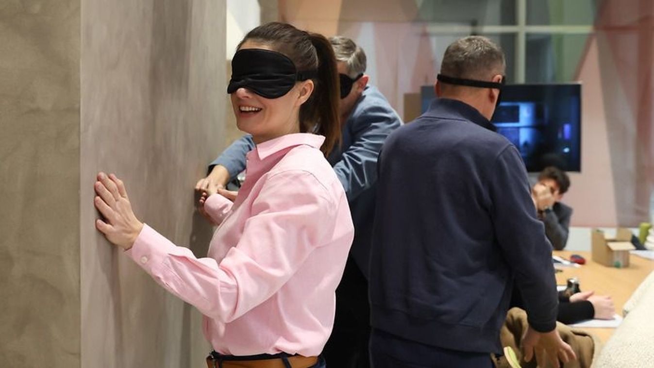 Semmit nem látnak a színészek a Thália Színház új darabjában