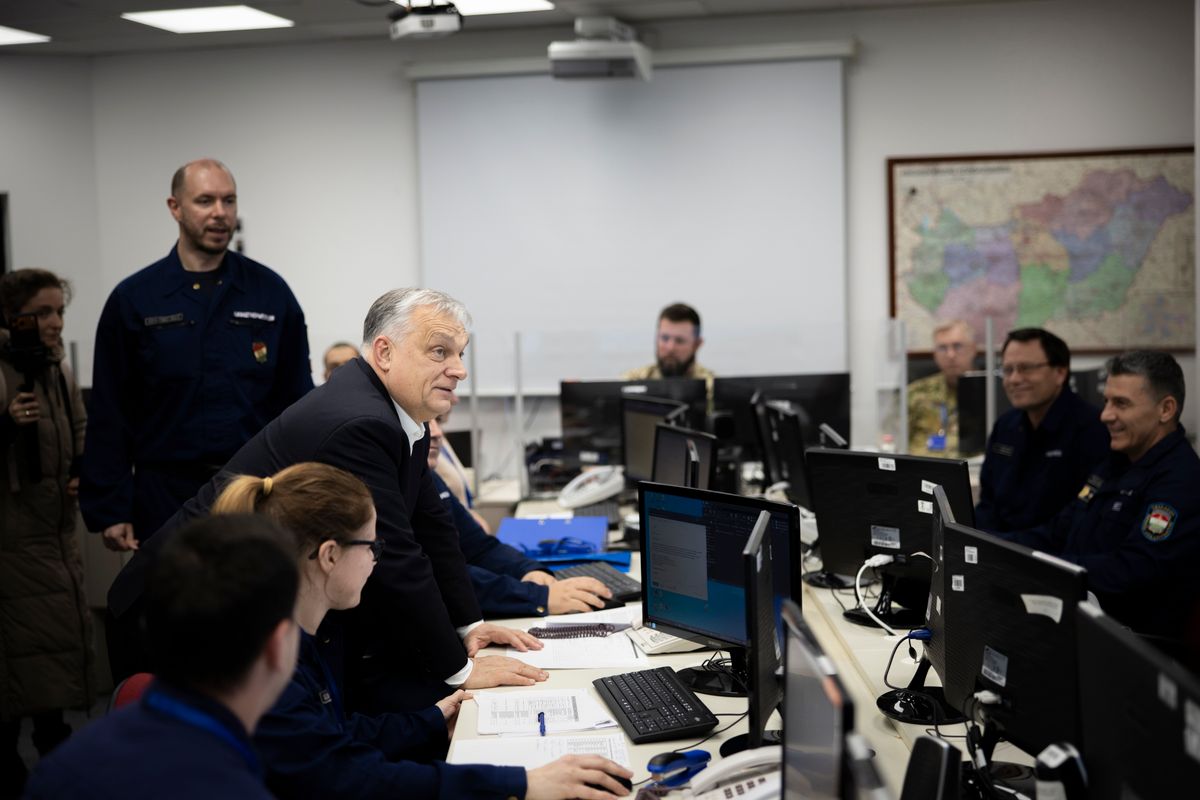 Budapest, 2026. január 7.
A Miniszterelnöki Kommunikációs Főosztály által közreadott képen Orbán Viktor miniszterelnök (b3) az Operatív Törzs ügyeleti központjában Budapesten 2026. január 7-én.
MTI/Miniszterelnöki Kommunikációs Főosztály/Fischer Zoltán