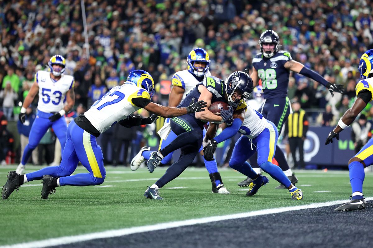 Cooper Kupp négy éve a Los Angeles Rams színeiben volt Super Bowl MVP, most a Rams ellen, a Seattle Seahawks színeiben szerzett fontos touchdownt, jön a Patriots
