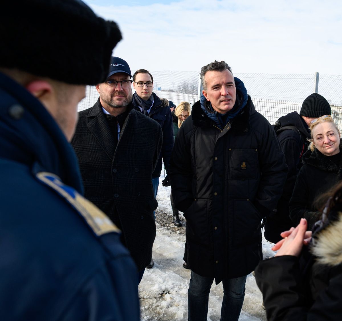 Christian Hafenecker (balközép), az FPÖ főtitkára a párt magas rangú küldöttségének tagjaként hivatalos látogatást tett a magyar határkerítésnél Bács-Kiskun vármegyében (Fotó: Alapjogokért Központ)