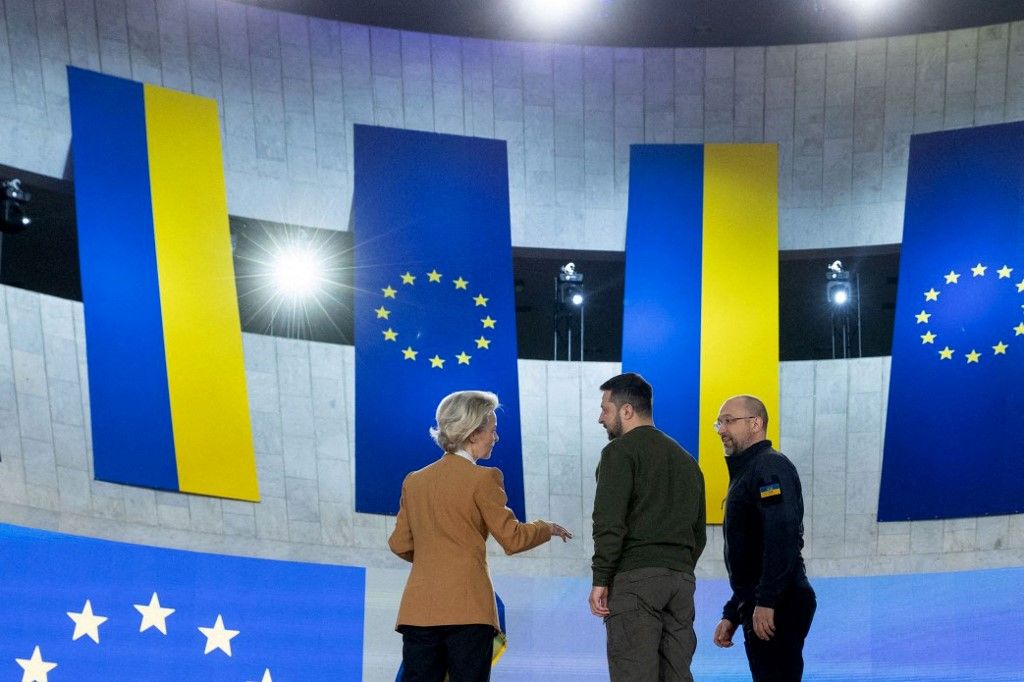 This handout picture taken and released by the Ukrainian Presidential press-service on February 2, 2023 shows Ukrainian President Volodymyr Zelensky (C), European Commission President Ursula von der Leyen (L) and Ukrainian Prime Minister Denys Shmyhal talking during a meeting of the European Commission and Ukraine's government, in Kyiv. (Photo by Ukrainian presidential press-service / AFP) / RESTRICTED TO EDITORIAL USE - MANDATORY CREDIT "AFP PHOTO / Ukrainian Presidential press-service " - NO MARKETING NO ADVERTISING CAMPAIGNS - DISTRIBUTED AS A SERVICE TO CLIENTS