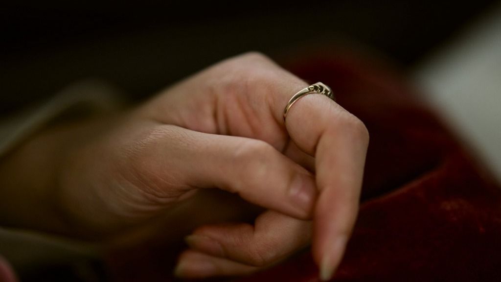 A migráns nő kórházi dolgozóként idős és súlyos állapotban lévő betegektől lopott ékszereket