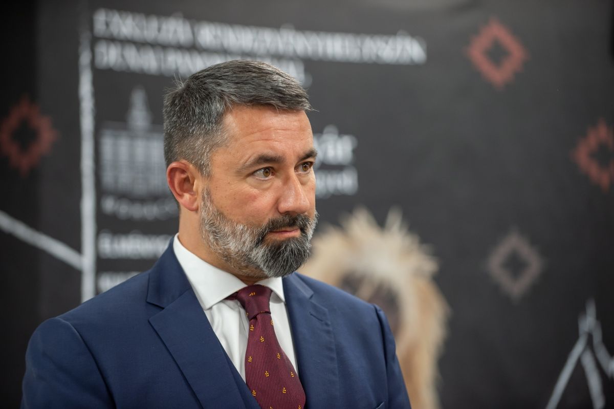 Mohács, 2025. november 21.
Hidvéghi Balázs, a Miniszterelnöki Kabinetiroda parlamenti államtitkára a kormánypártok országjárásának fóruma előtt tartott sajtótájékoztatón a mohácsi Selyemgyár Kulturális Negyedben 2025. november 21-én.
MTI/Kacsúr Tamás