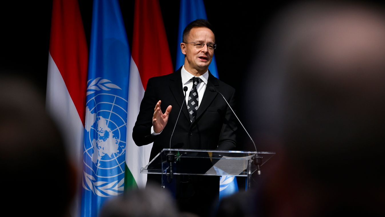 Szijjártó Péter külgazdasági és külügyminiszter  sajtótájékoztatót tart a Puskás Arénában 2025. december 18-án. Az eseményen Szijjártó Péter és Alekszandr Zoujev, az ENSZ Terrorizmusellenes Hivatalával (UNOCT) megbízott főtitkár-helyettese együttműködési 