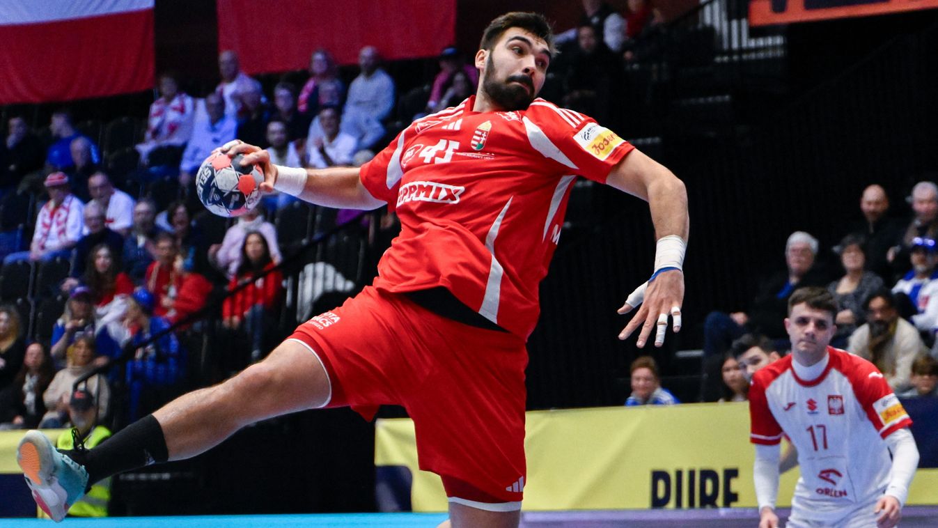 Rosta Miklós (k) és a lengyel Andrzej Widomski a dán-norvég-svéd közös rendezésű férfi kézilabda-Európa-bajnokság F csoportjának első fordulójában játszott Magyarország - Lengyelország mérkőzésen a svédországi Kristianstad Arénában 2026. január 16-án.
MTI