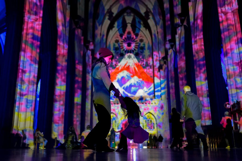 Amerikai Egyesült Államok - Luxmuralis „Time” című fénykiállítás a washingtoni Nemzeti Katedrálisban